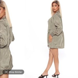 Olive green windbreaker - XL